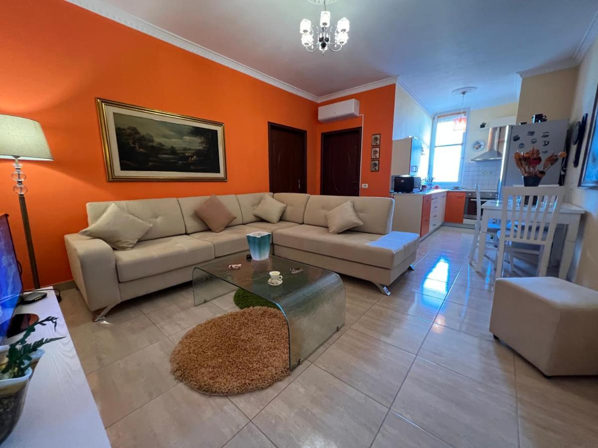 City Center Apartment In Shkoder Bagian luar foto