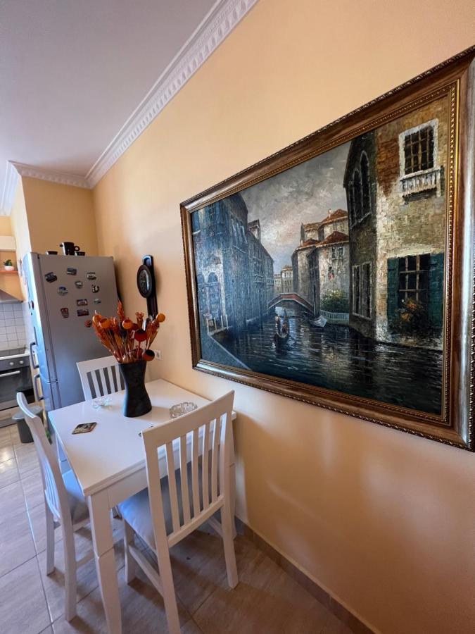 City Center Apartment In Shkoder Bagian luar foto