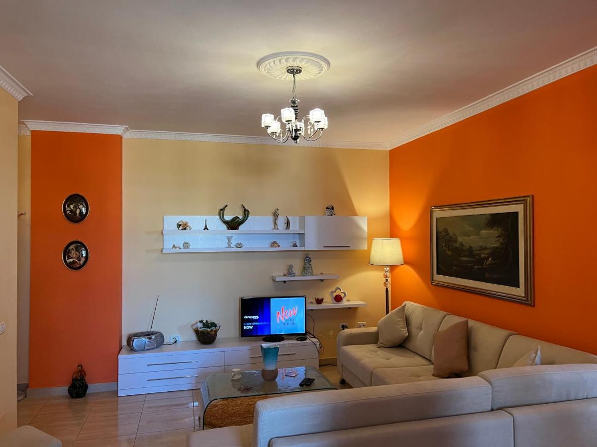 City Center Apartment In Shkoder Bagian luar foto