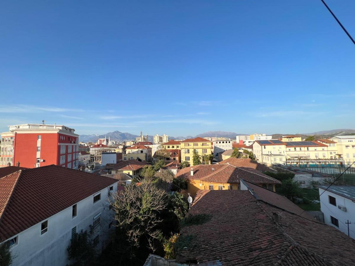 City Center Apartment In Shkoder Bagian luar foto