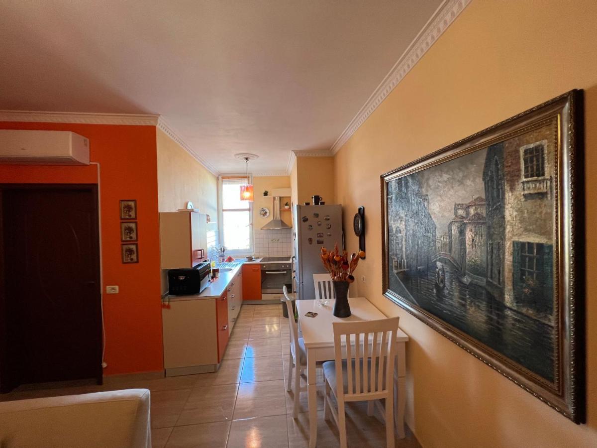City Center Apartment In Shkoder Bagian luar foto