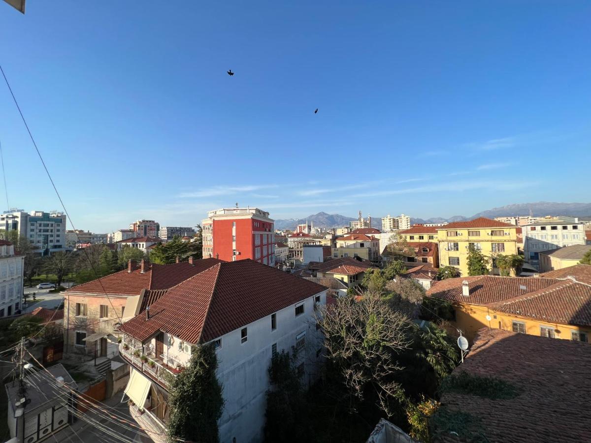 City Center Apartment In Shkoder Bagian luar foto