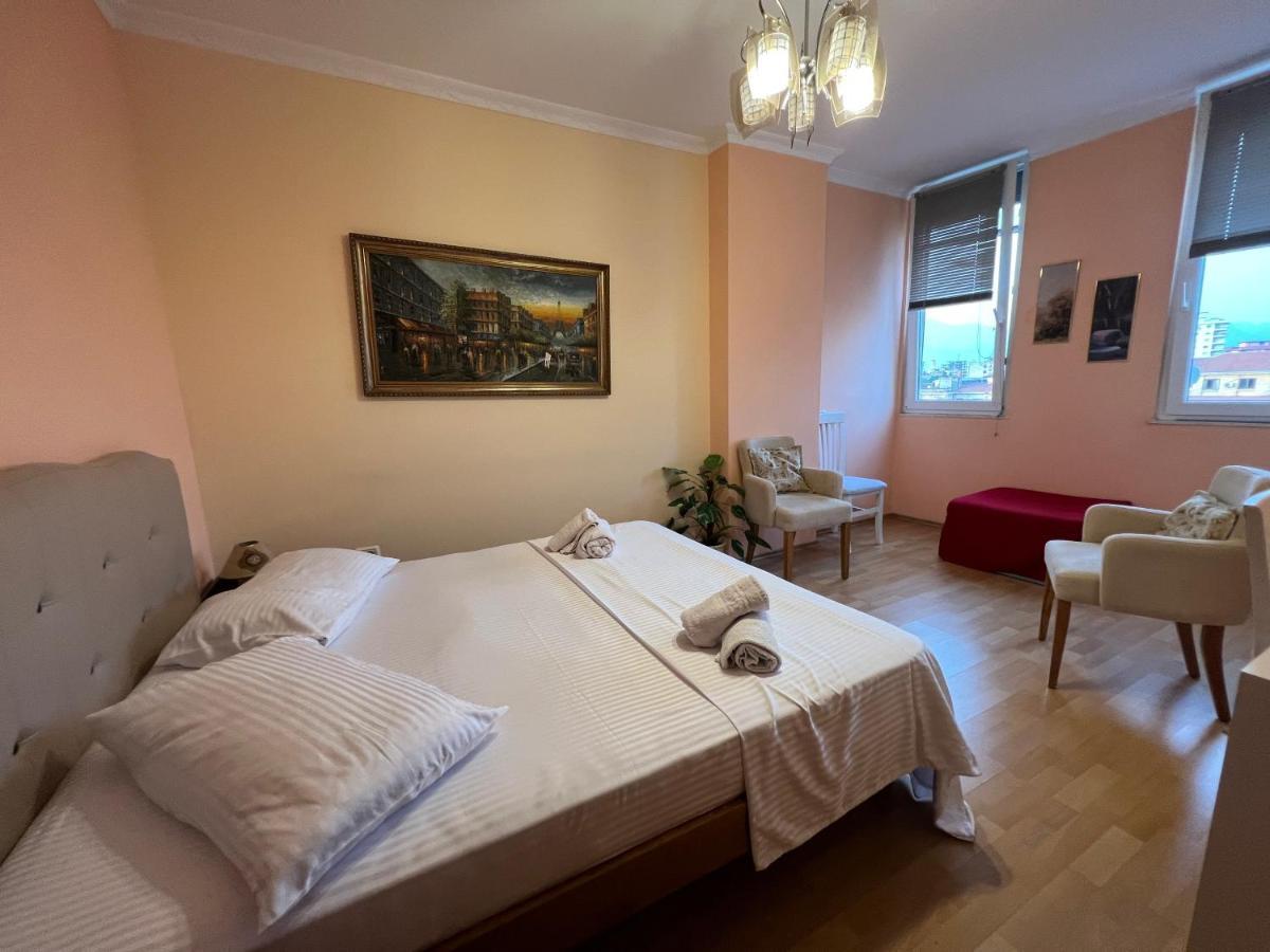 City Center Apartment In Shkoder Bagian luar foto